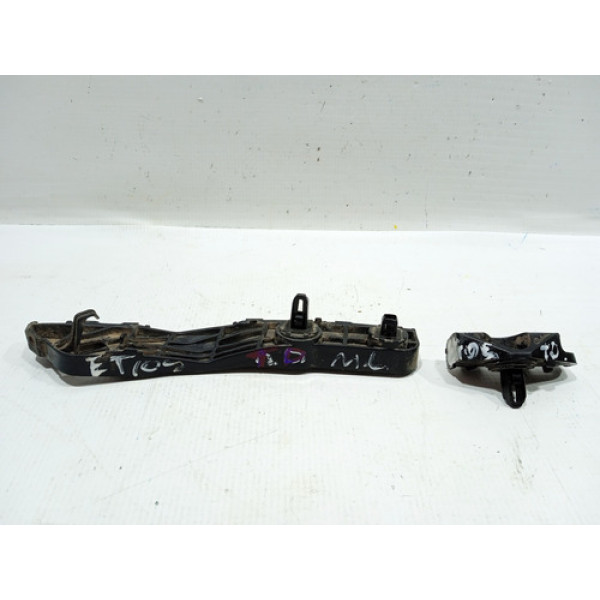 Guia Para-choque Traseiro Direito Toyota Etios Sedã 2016  