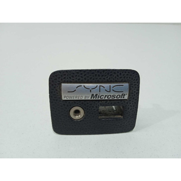 Moldura Entrada Auxiliar Usb Ford New Fiesta Hatch 2014/2017